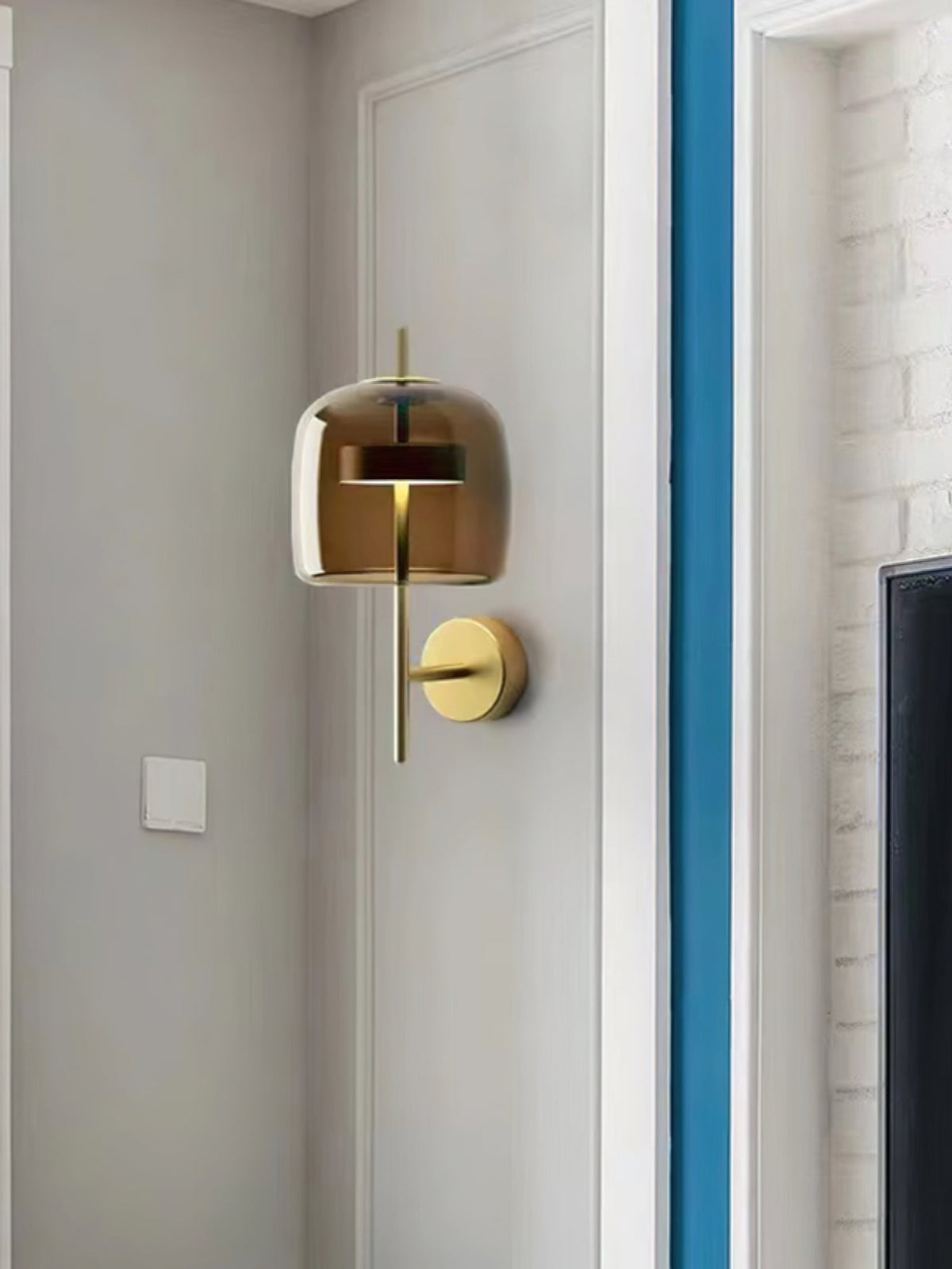 מנורת קיר מזכוכית אמנותית נורדית יוקרתית Abbott — LED מובנה, ∅ 9.4″ x 21.7″ גובה