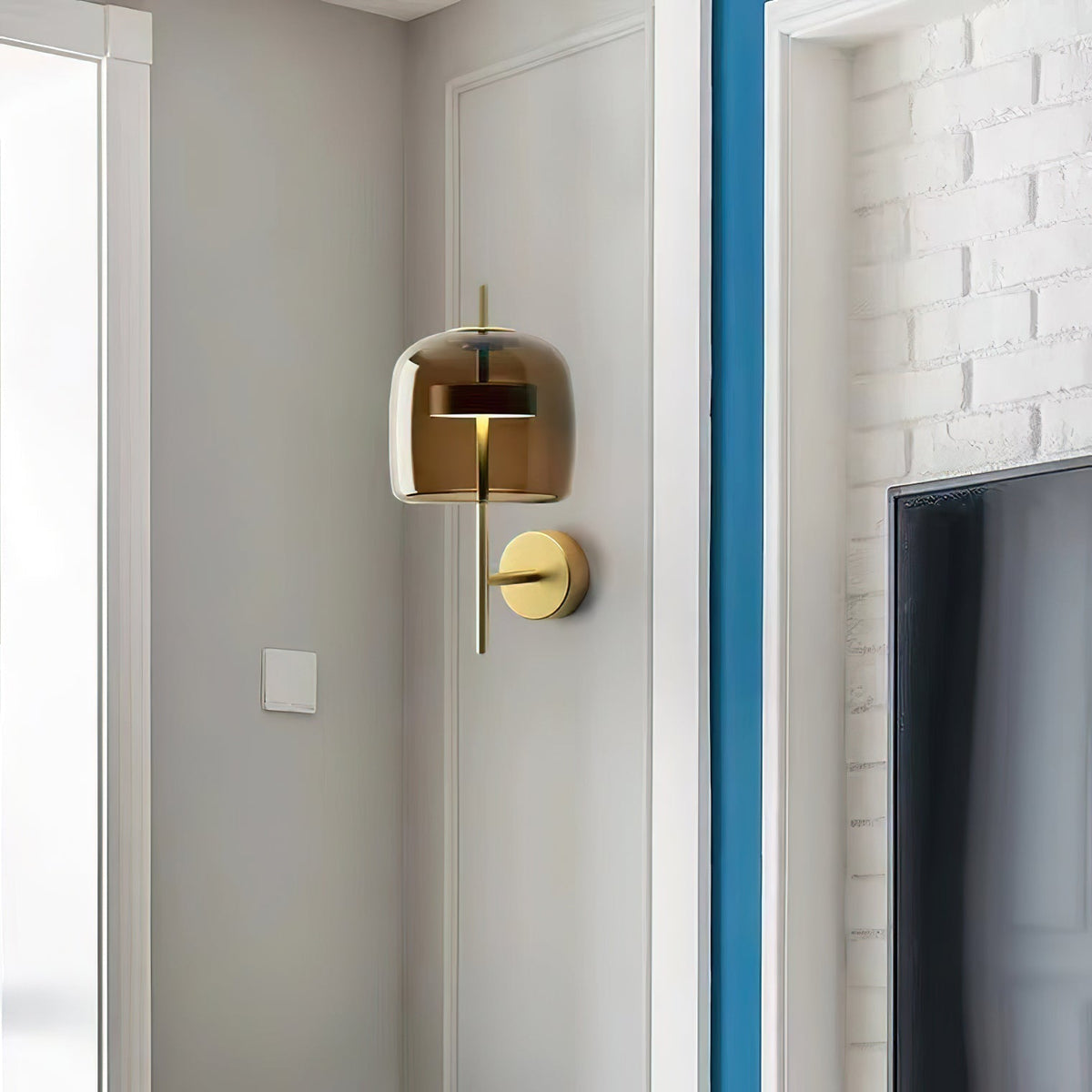 מנורת קיר מזכוכית אמנותית נורדית יוקרתית Abbott — LED מובנה, ∅ 9.4″ x 21.7″ גובה