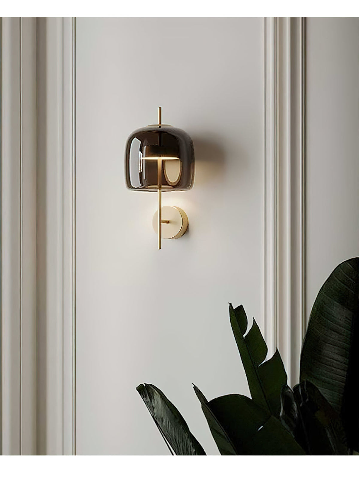 מנורת קיר מזכוכית אמנותית נורדית יוקרתית Abbott — LED מובנה, ∅ 9.4″ x 21.7″ גובה