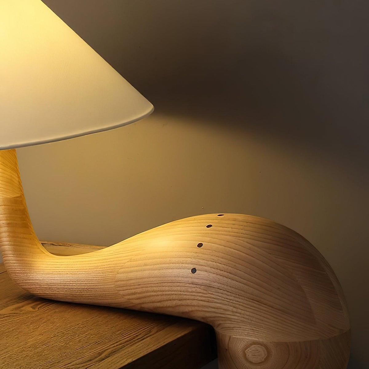 Elegantní dřevěná stolní lampa Aspire — kabel 59", bílé stínidlo, stmívatelná