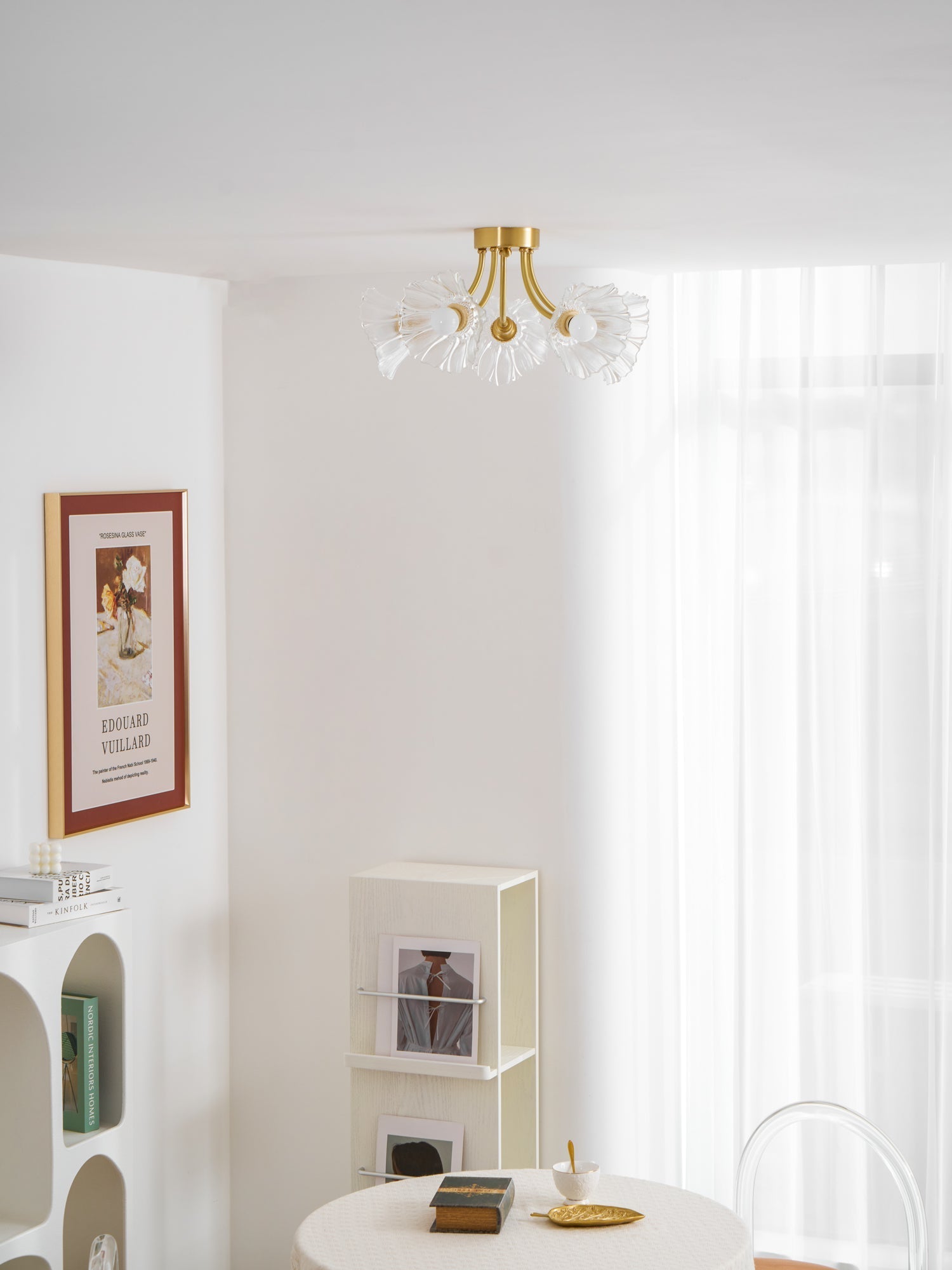 Lampada da soffitto Kalin in vetro a forma di fiore — Design contemporaneo
