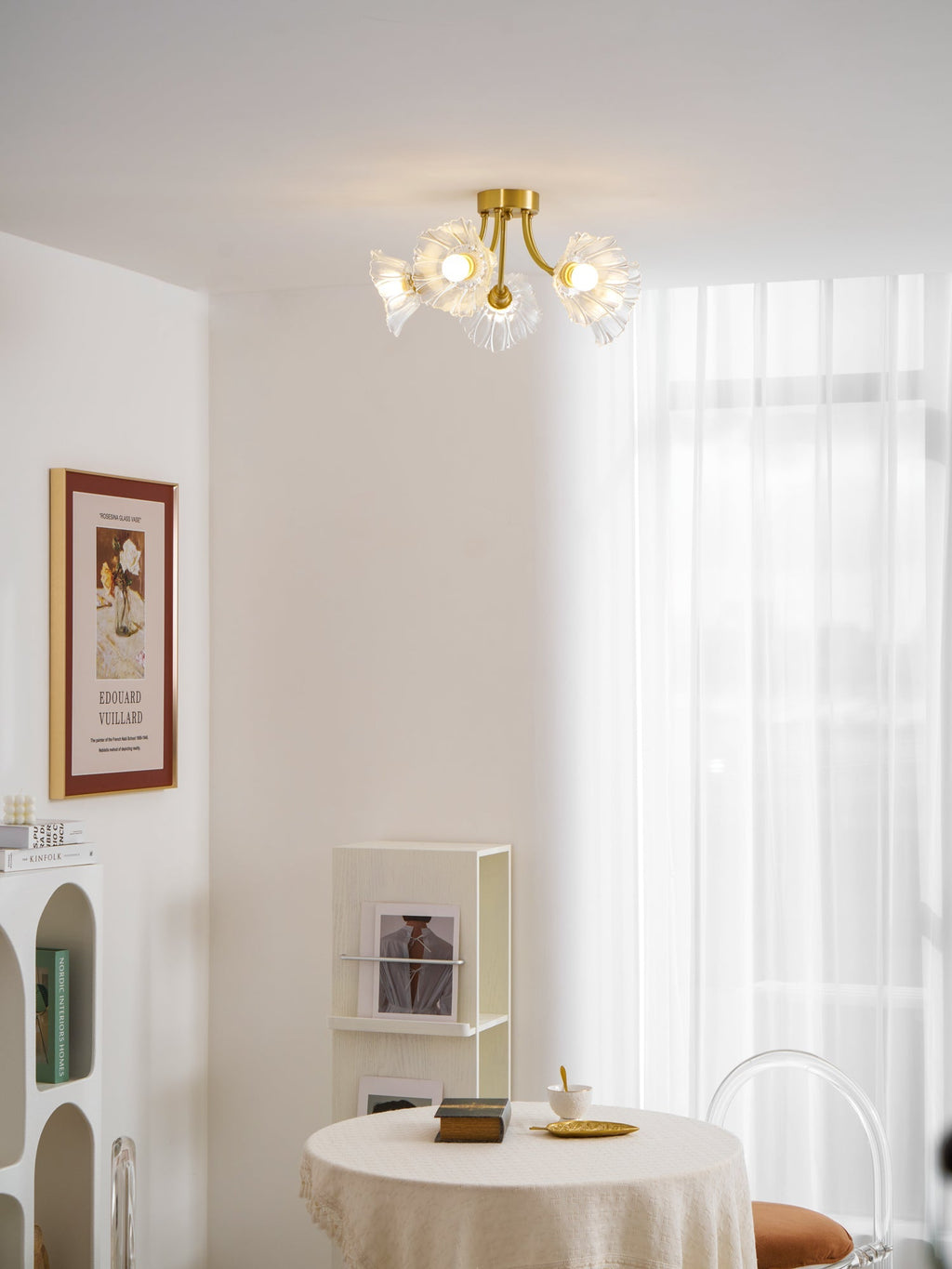 Lampada da soffitto Kalin in vetro a forma di fiore — Design contemporaneo