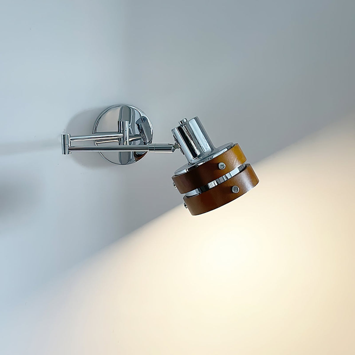 Verstelbare wandlamp uit het midden van de 20e eeuw — Kap in metaal en hout, strak silhouet