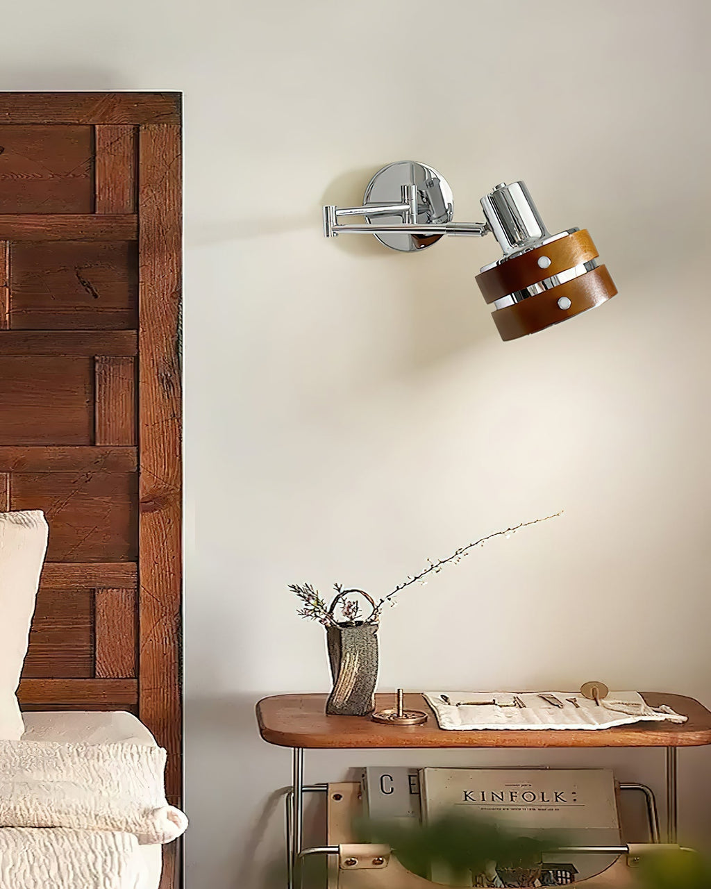 Verstelbare wandlamp uit het midden van de 20e eeuw — Kap in metaal en hout, strak silhouet