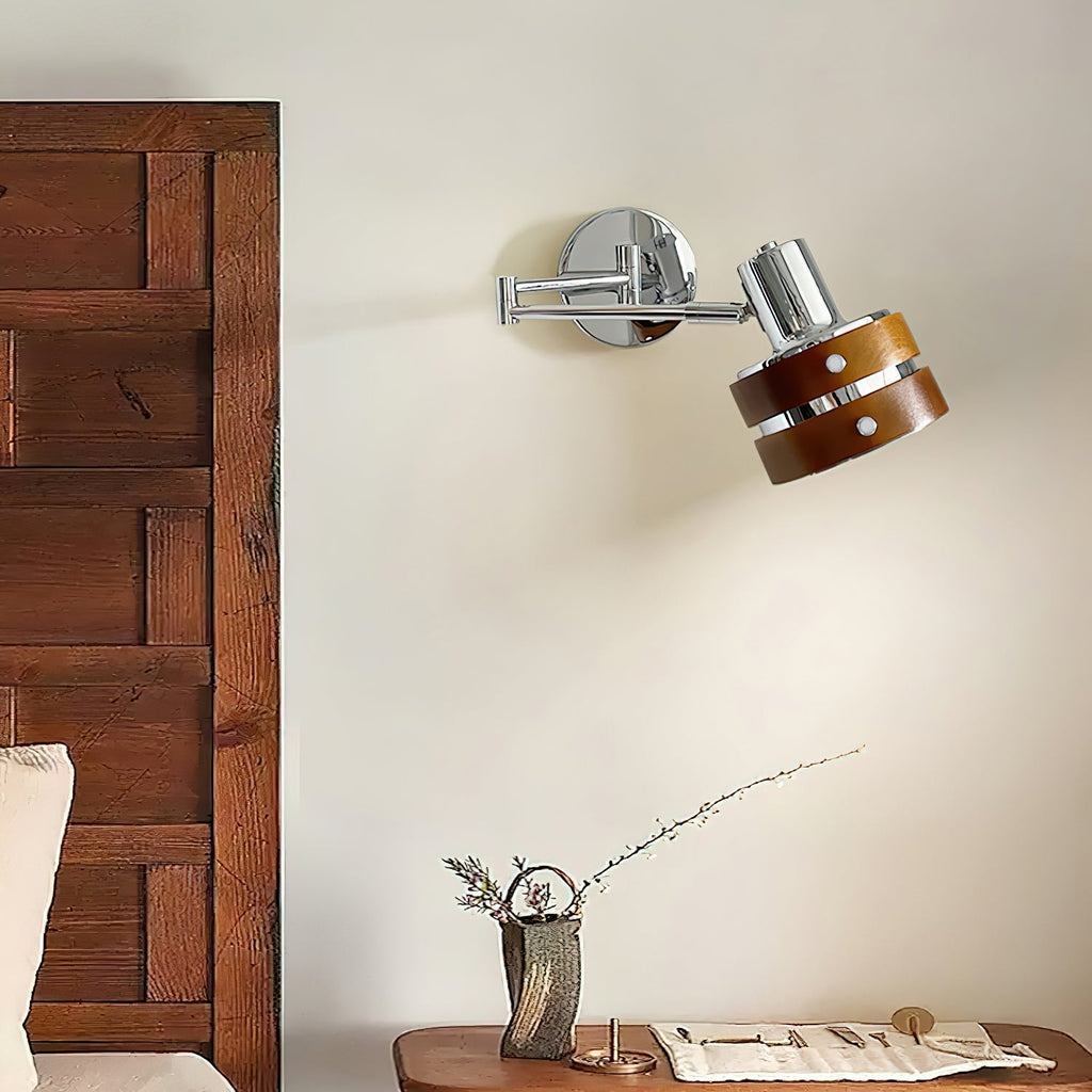 Verstelbare wandlamp uit het midden van de 20e eeuw — Kap in metaal en hout, strak silhouet
