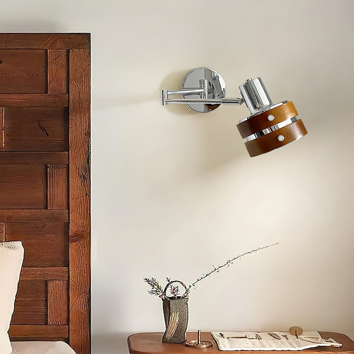 Verstelbare wandlamp uit het midden van de 20e eeuw — Kap in metaal en hout, strak silhouet