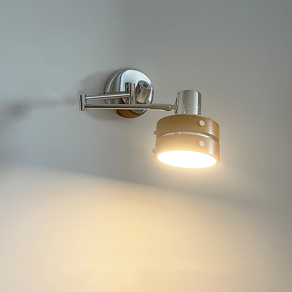 Verstelbare wandlamp uit het midden van de 20e eeuw — Kap in metaal en hout, strak silhouet