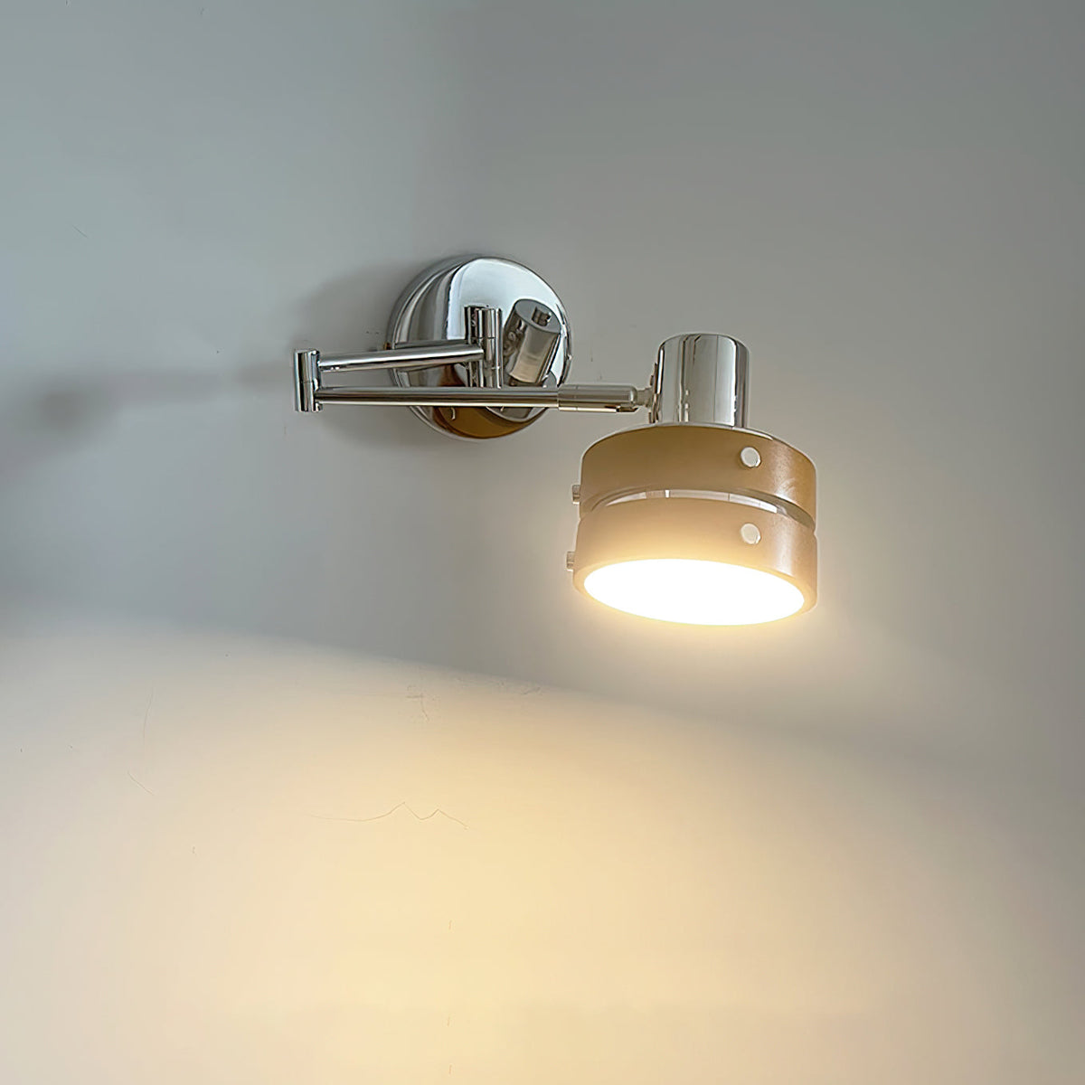 Verstelbare wandlamp uit het midden van de 20e eeuw — Kap in metaal en hout, strak silhouet