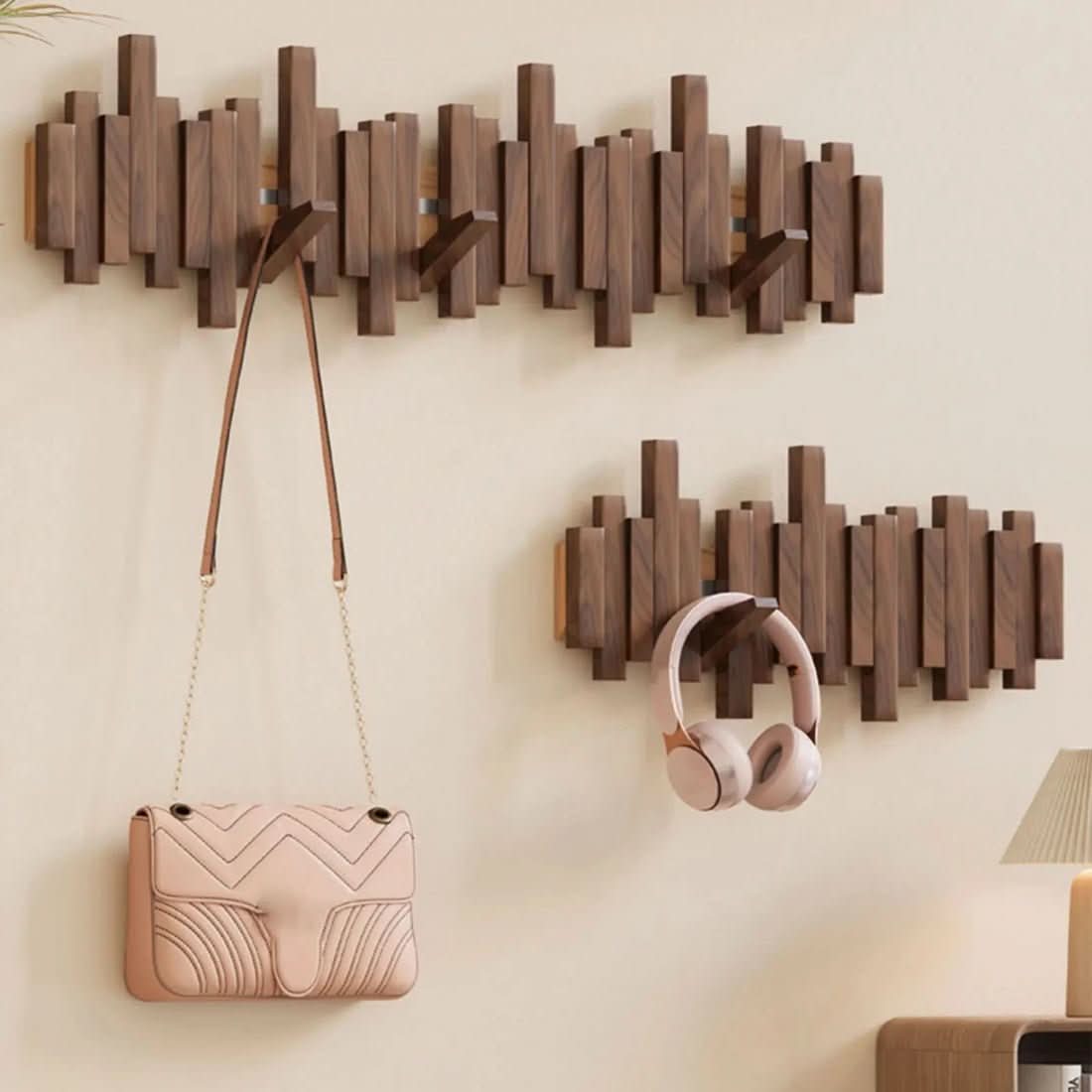 Nástěnný věšák HarmoniWall ve stylu klavíru z ořechového nebo bukového dřeva pro ukládání věcí v předsíni