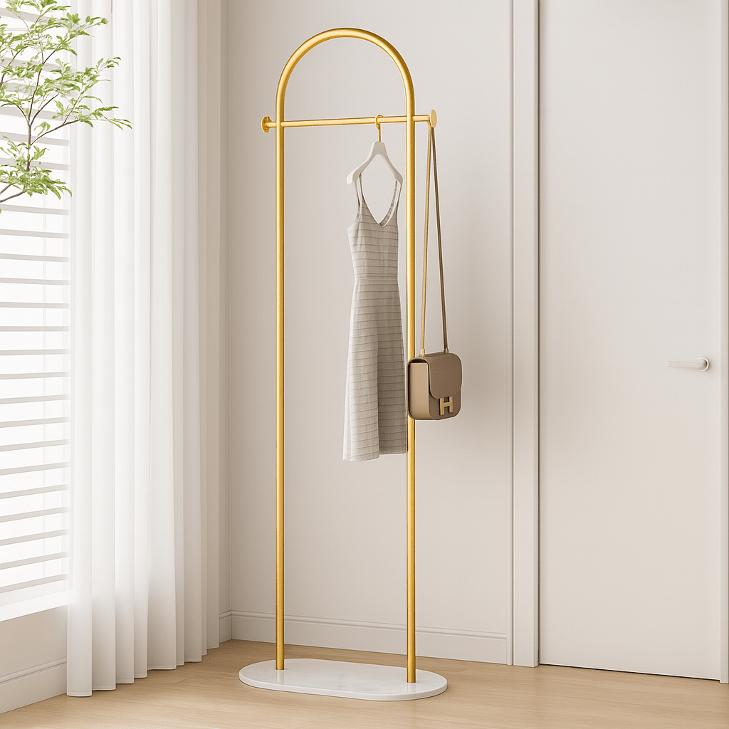 Minimalistický volně stojící věšák na oblečení AeroWardrobe pro každodenní outfity v malých prostorech