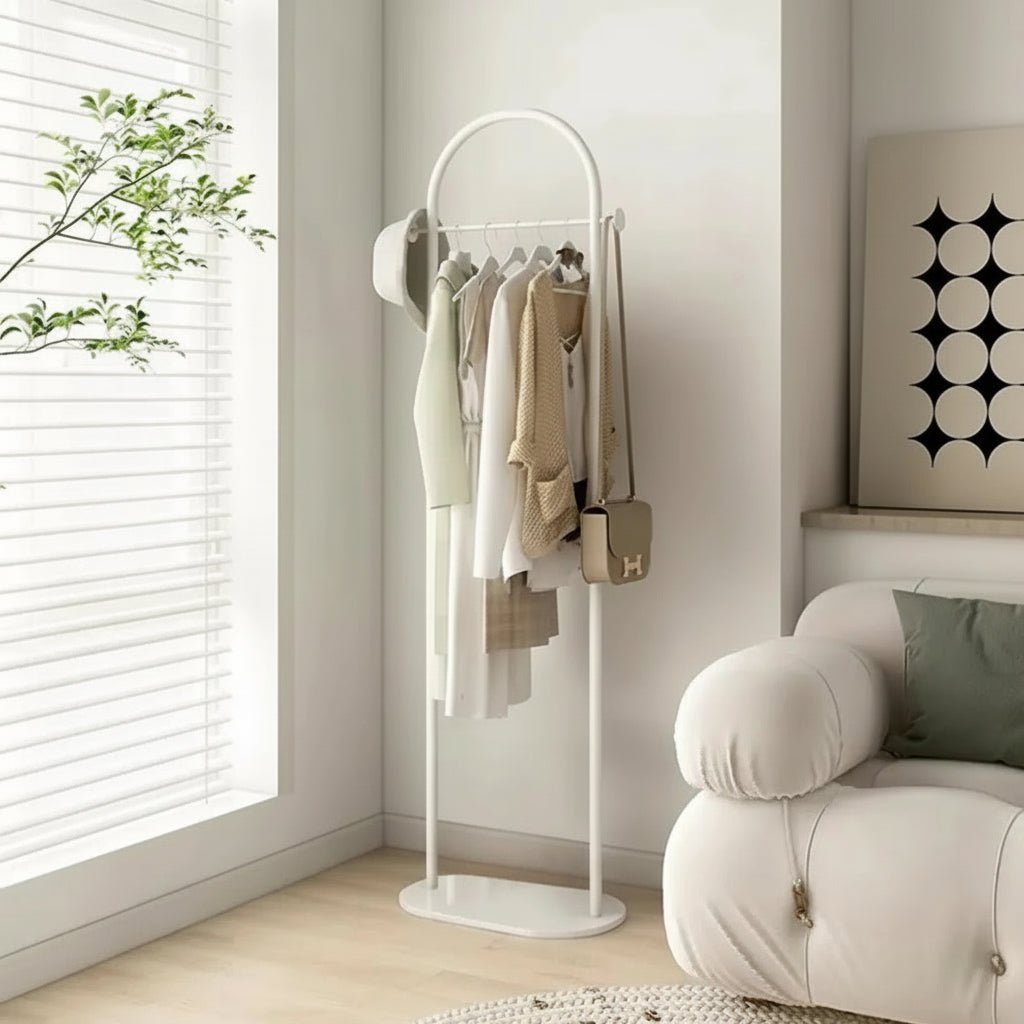 Minimalistický volně stojící věšák na oblečení AeroWardrobe pro každodenní outfity v malých prostorech