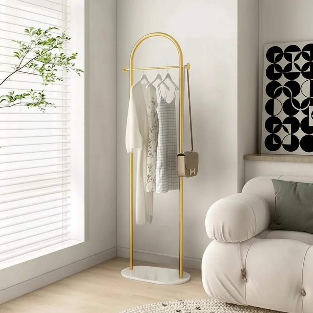 Minimalistický volně stojící věšák na oblečení AeroWardrobe pro každodenní outfity v malých prostorech