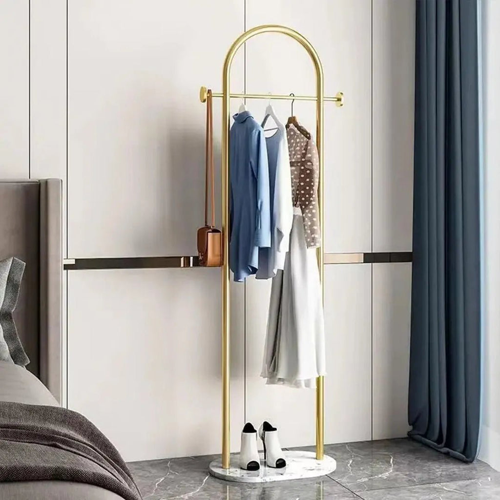 Minimalistický volně stojící věšák na oblečení AeroWardrobe pro každodenní outfity v malých prostorech