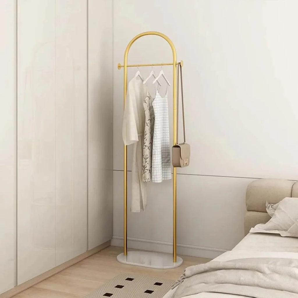 Minimalistický volně stojící věšák na oblečení AeroWardrobe pro každodenní outfity v malých prostorech
