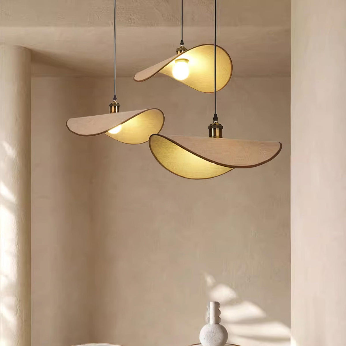 Lampada a sospensione in tessuto di lino - base in legno