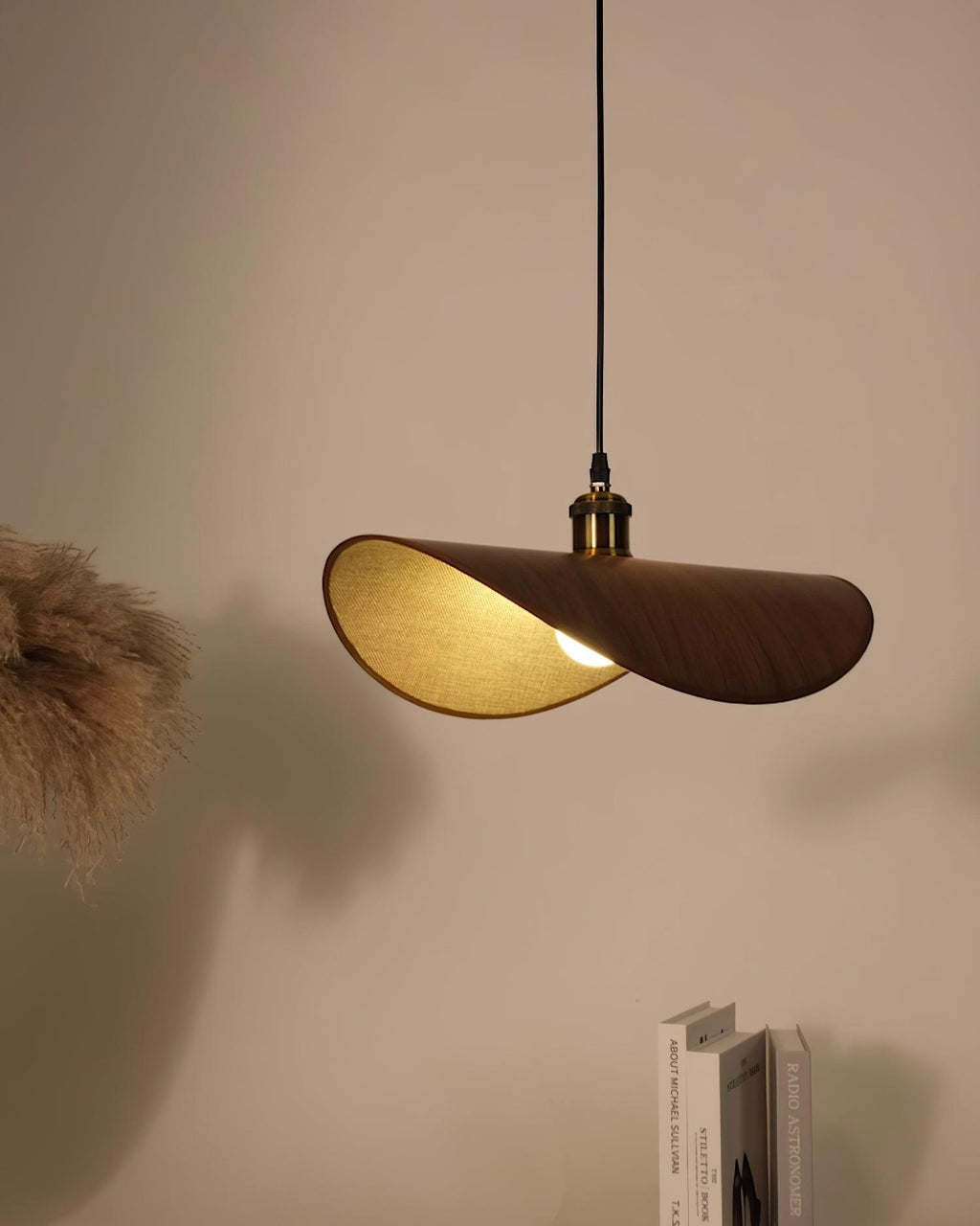 Lampada a sospensione in tessuto di lino - base in legno