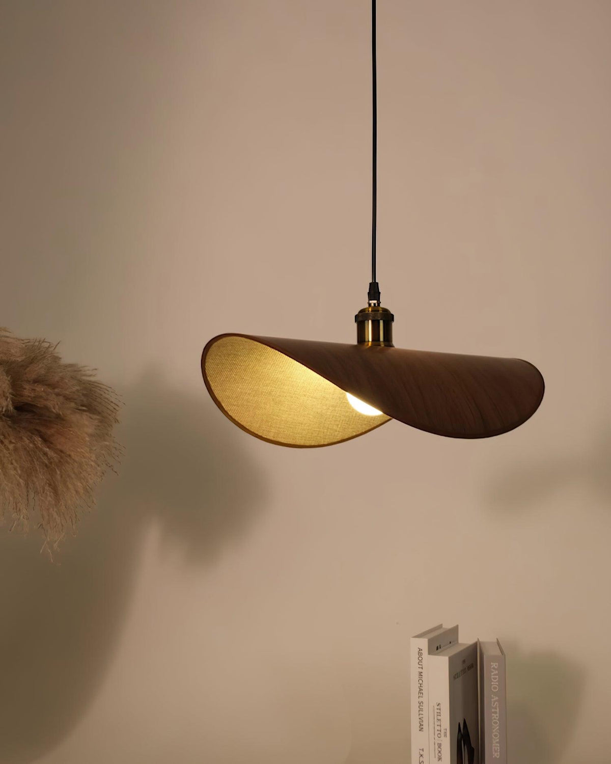 Lampada a sospensione in tessuto di lino - base in legno