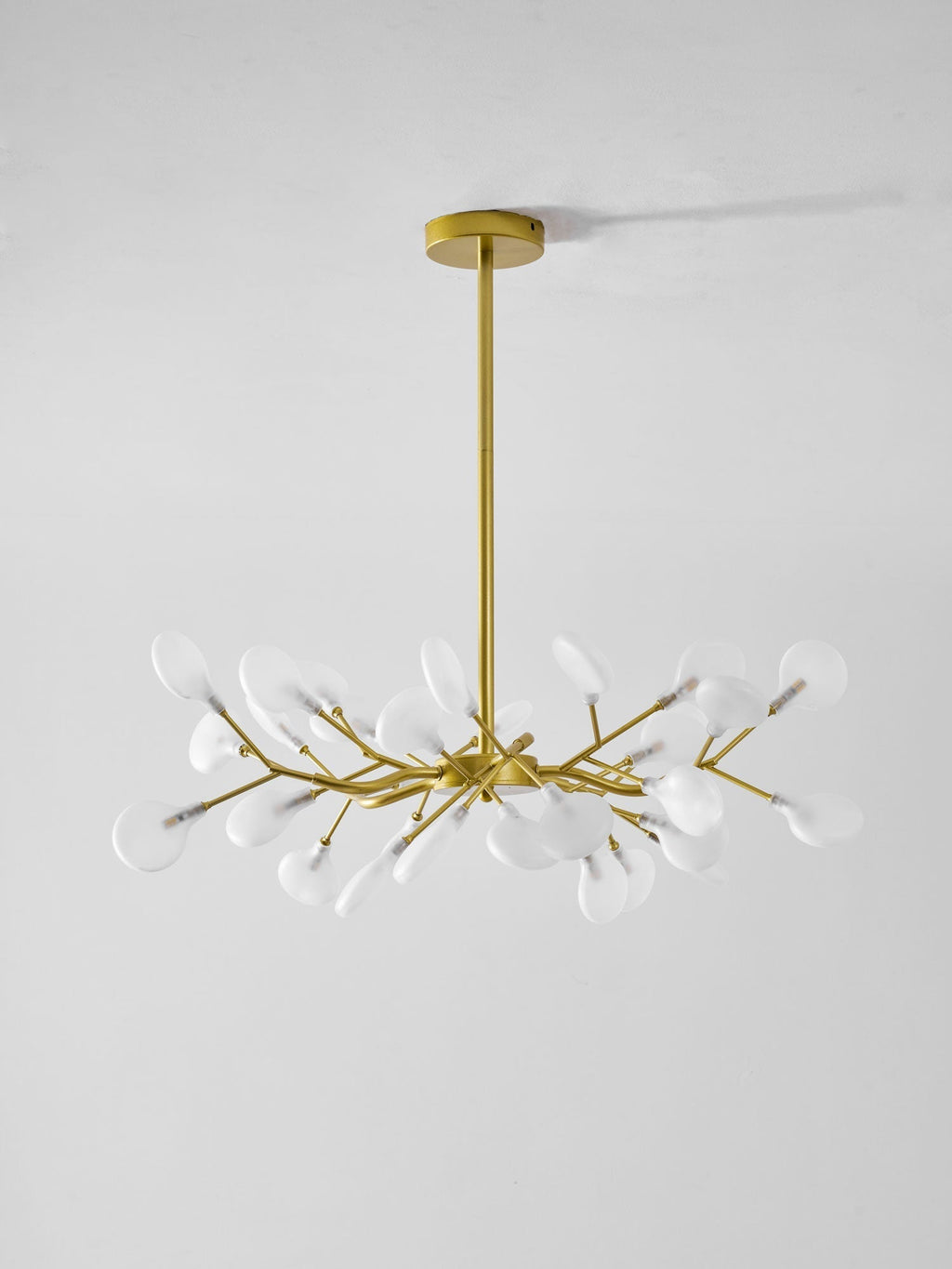 LED Sputnik-lysekrone - design med ildfluesilhuet