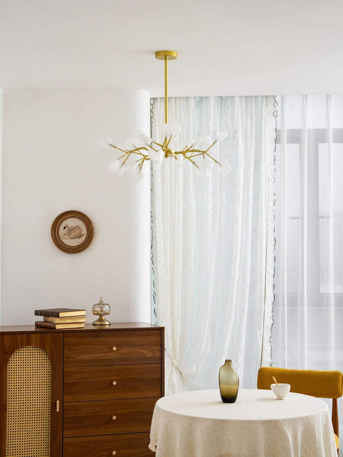 LED Sputnik-lysekrone - design med ildfluesilhuet