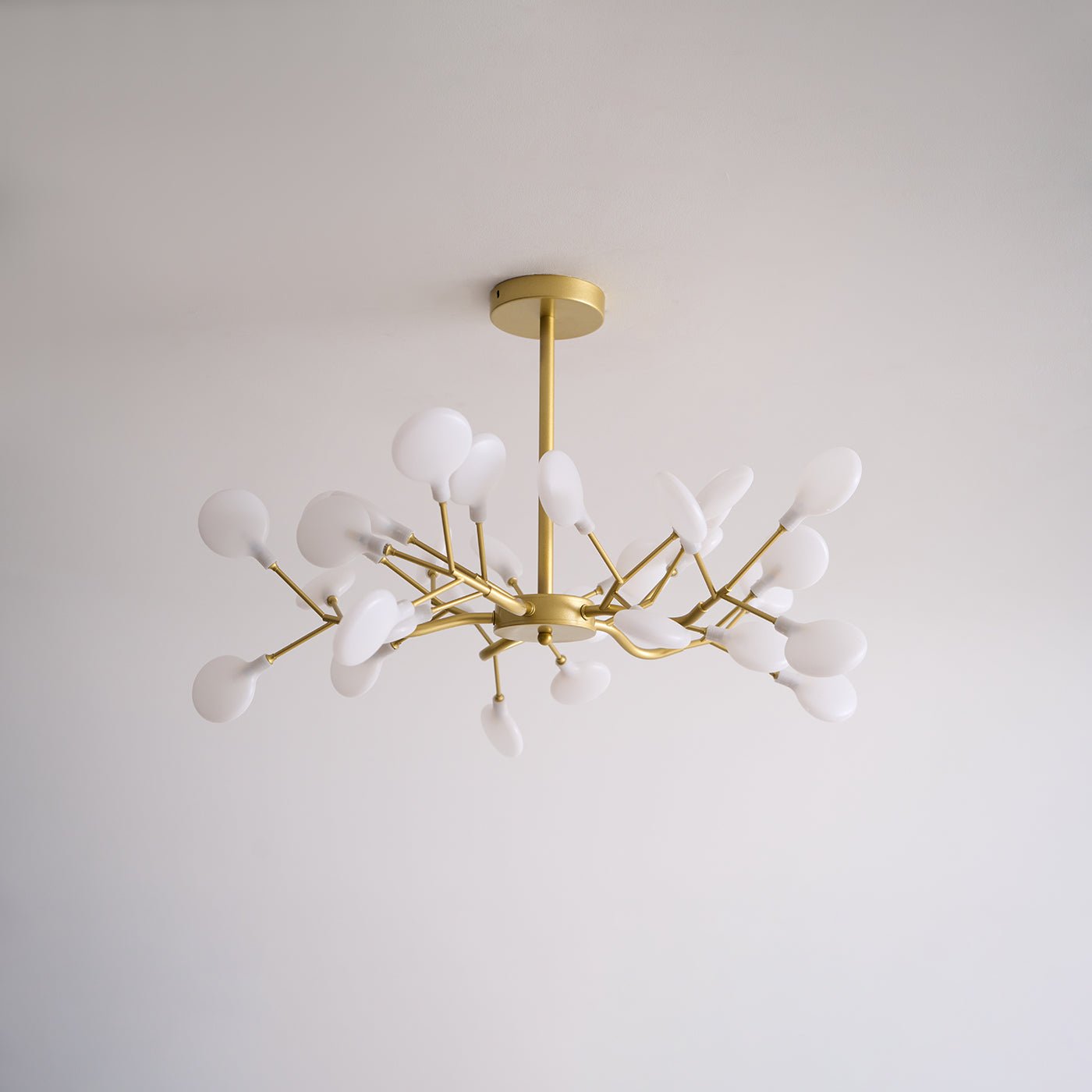 Firefly Sputnik-lysekrone – moderne LED-taklampe, lett og med intrikat form