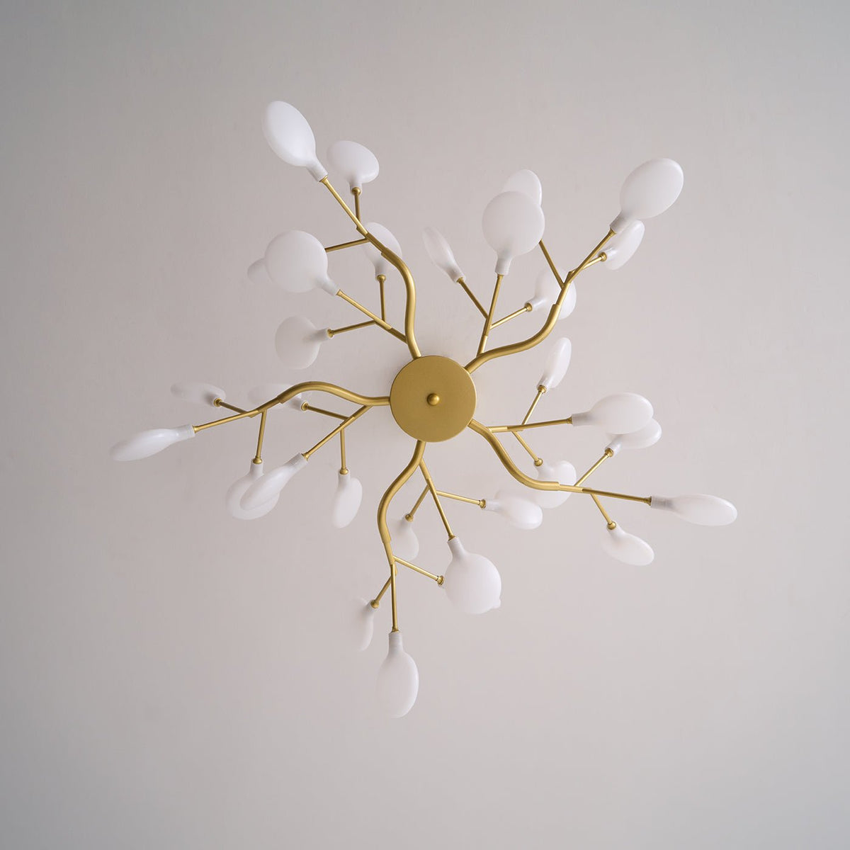 LED Sputnik-lysekrone - design med ildfluesilhuet