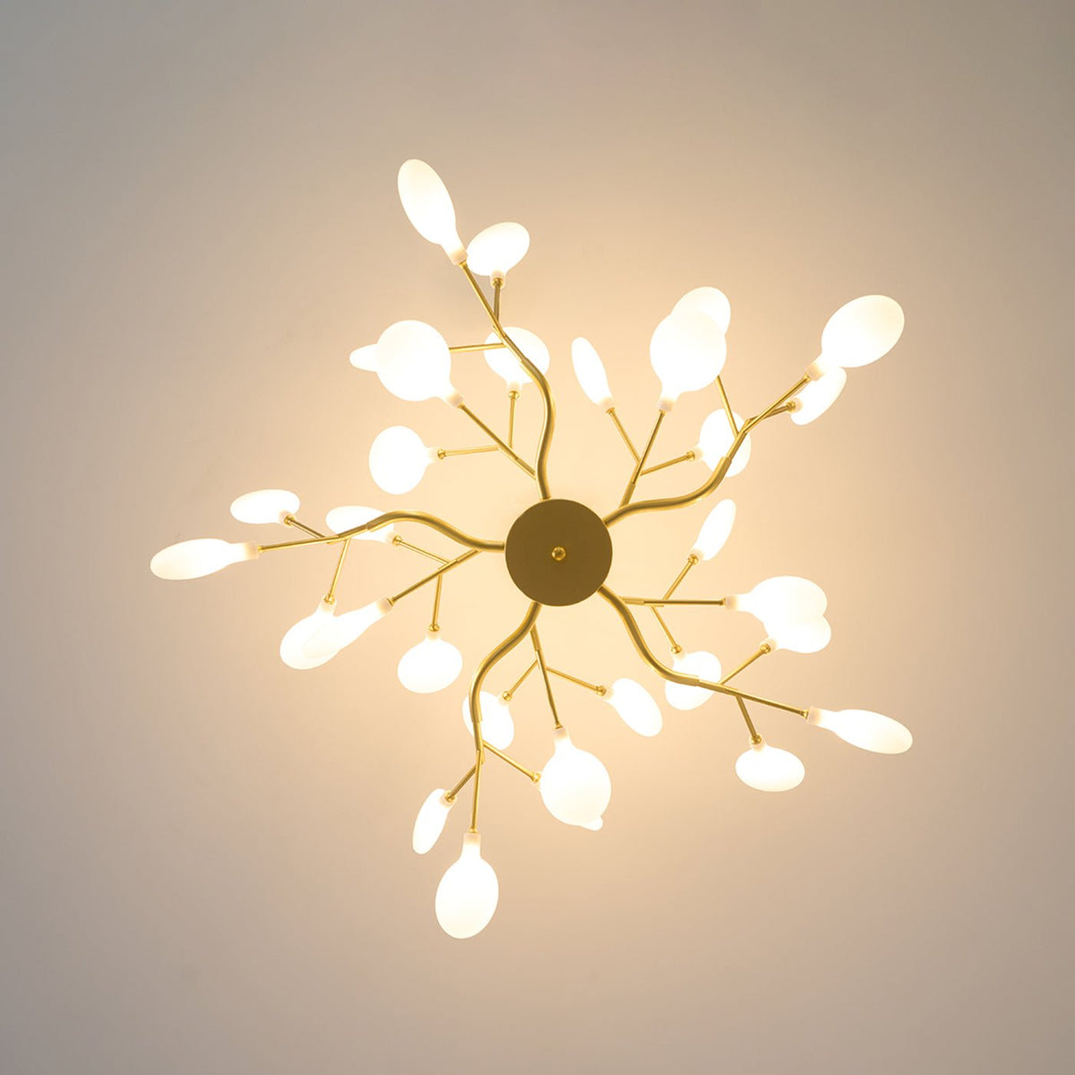 LED Sputnik-lysekrone - design med ildfluesilhuet