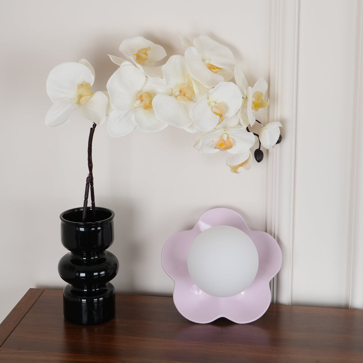 Arcore lekfull vägglampa i harts — diameter 20cm, G9-sockel, vit, lila, gul och grön