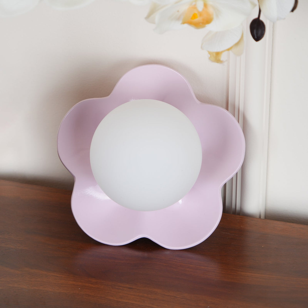 Arcore lekfull vägglampa i harts — diameter 20cm, G9-sockel, vit, lila, gul och grön