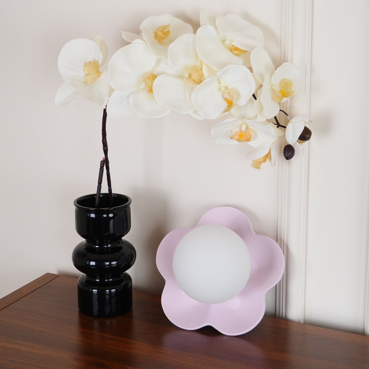 Arcore lekfull vägglampa i harts — diameter 20cm, G9-sockel, vit, lila, gul och grön