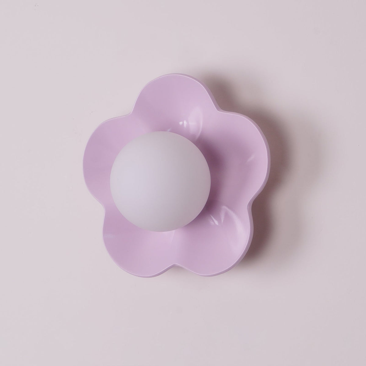 Arcore lekfull vägglampa i harts — diameter 20cm, G9-sockel, vit, lila, gul och grön