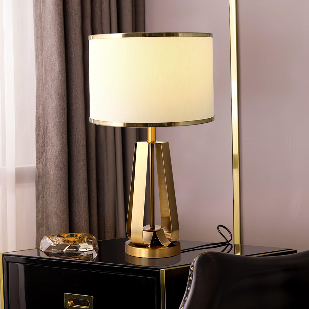Laila-pöytävalaisin – antiikinkultainen jalusta, norsunluunvärinen varjostin
