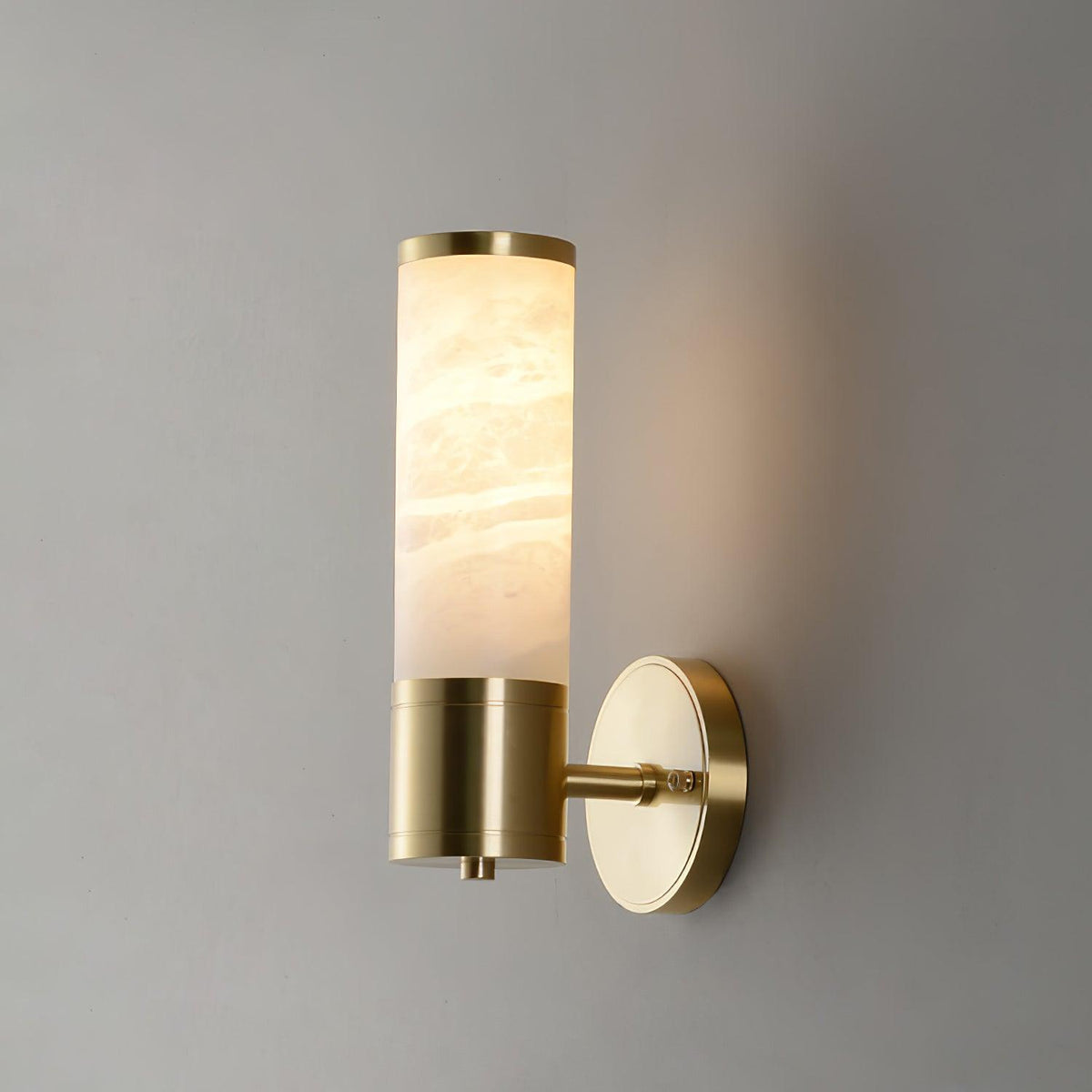 Kaia vegglampe i alabast, minimalistisk design, diameter på 8cm