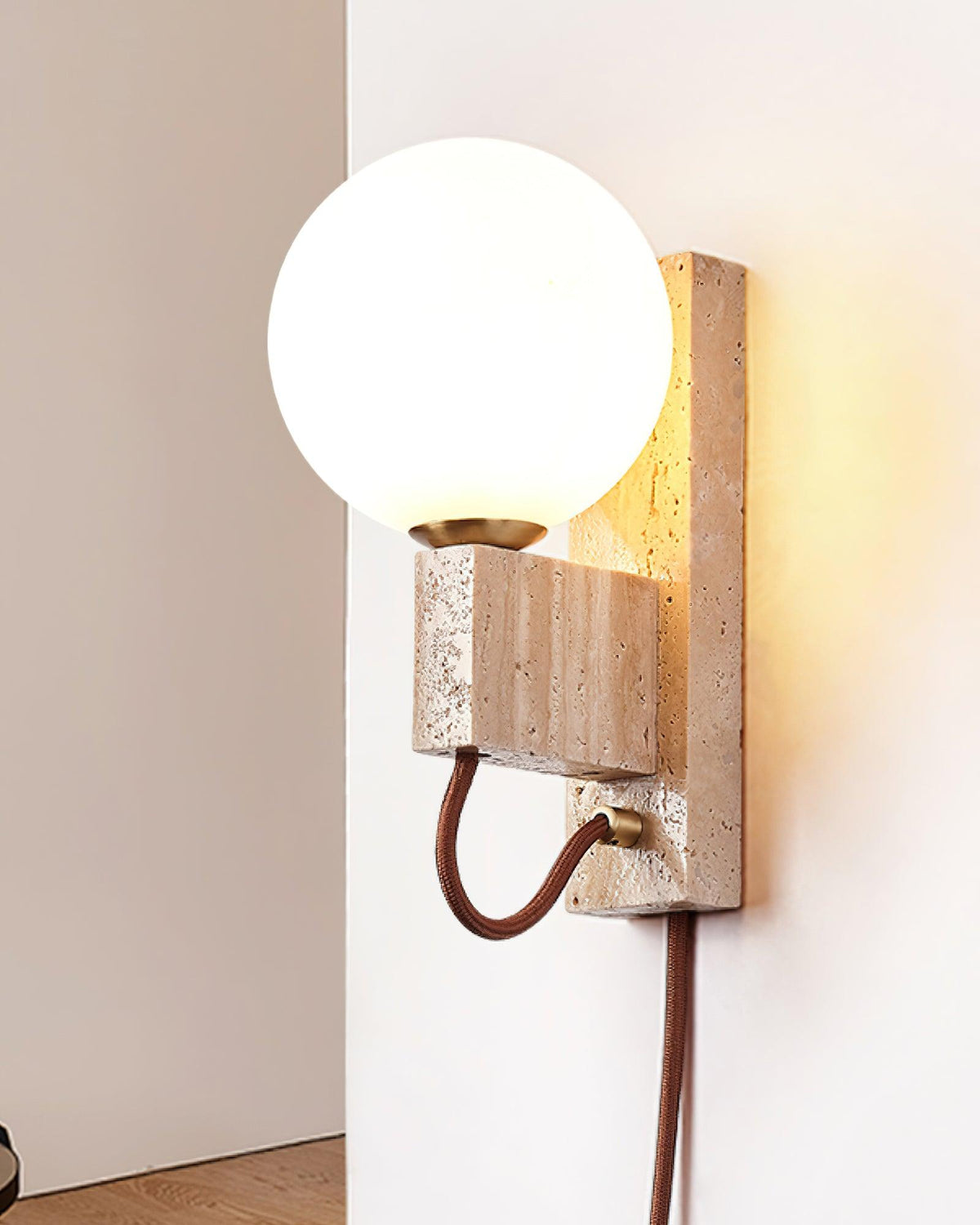 Żółta lampa ścienna z trawertynu — nowoczesna duża kula z wtyczką