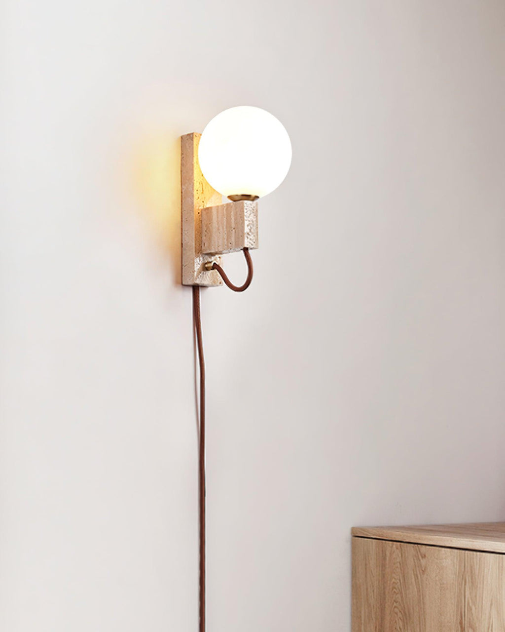 Żółta lampa ścienna z trawertynu — nowoczesna duża kula z wtyczką