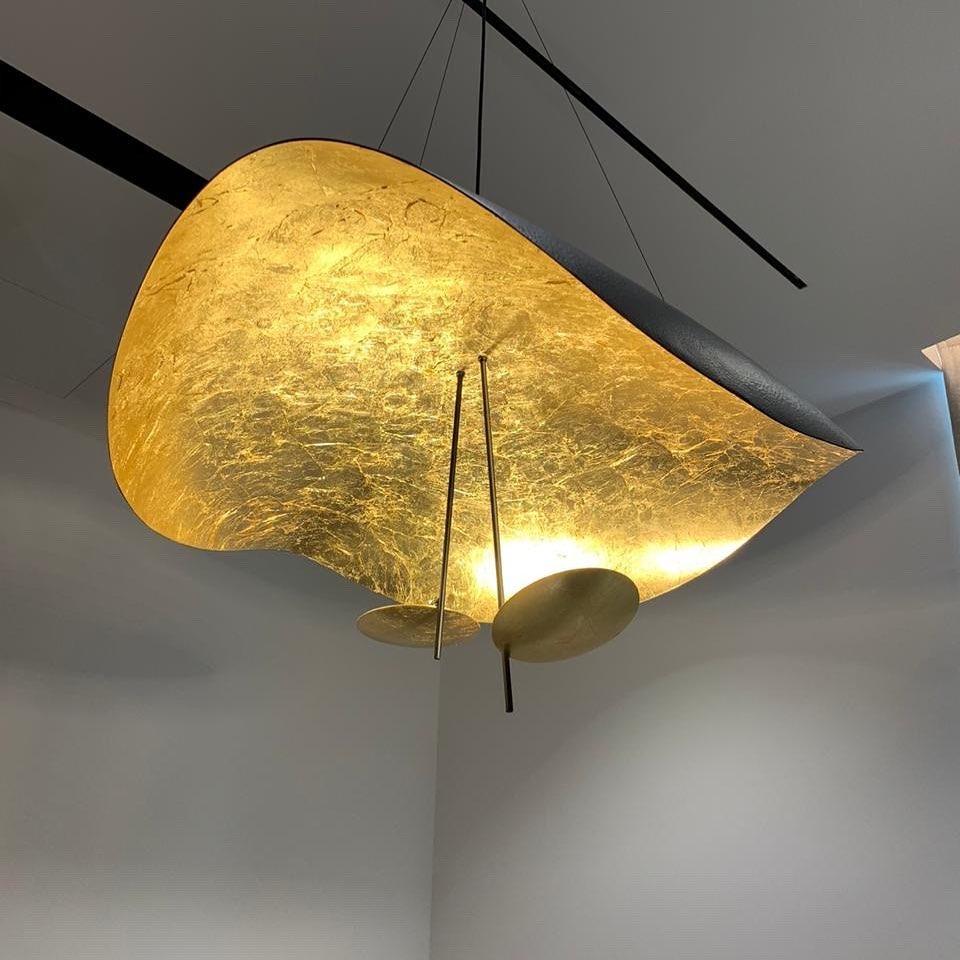 Závěsné svítidlo Giorgio — zakřivené diskové stínidlo, design s jednou linií