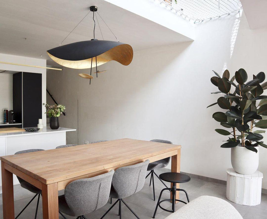 Závěsné svítidlo Giorgio — zakřivené diskové stínidlo, design s jednou linií