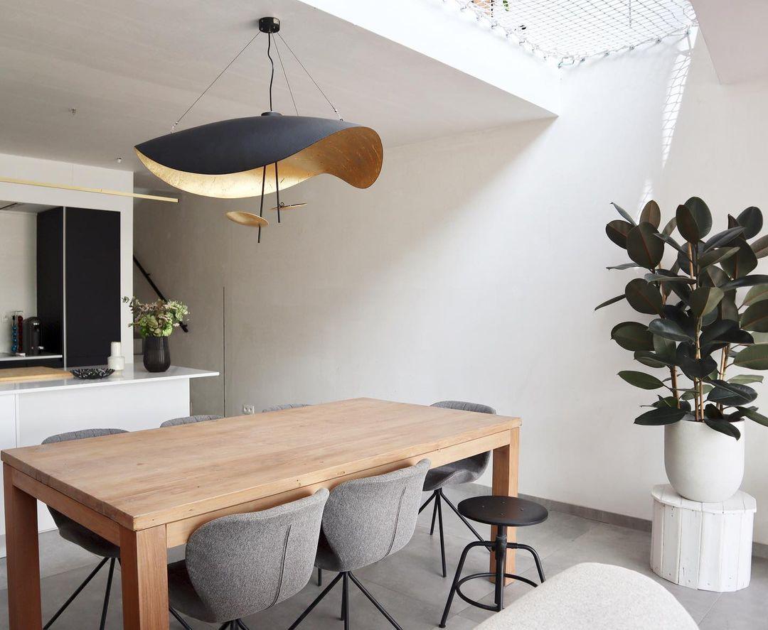 Závěsné svítidlo Giorgio — zakřivené diskové stínidlo, design s jednou linií