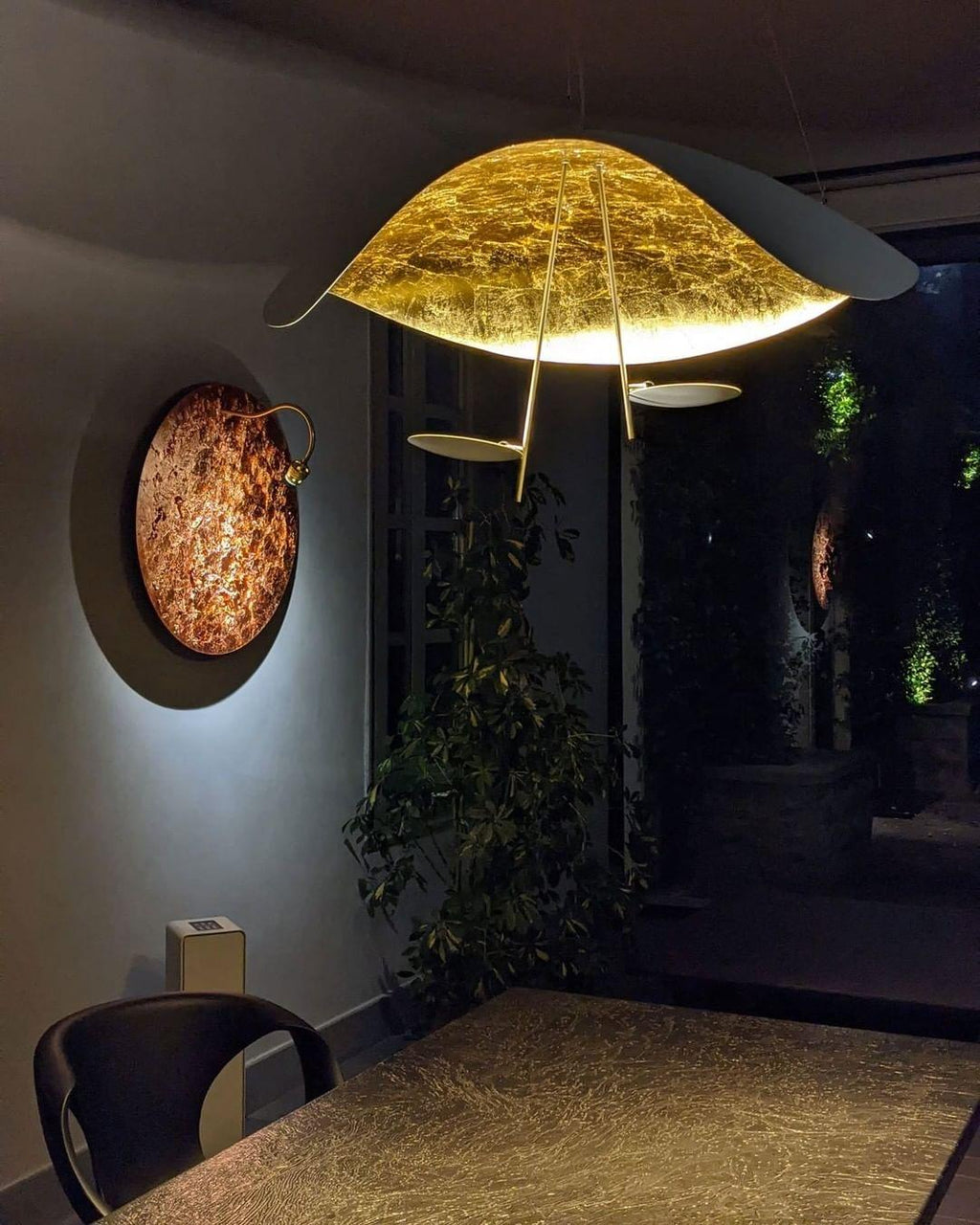 Závěsné svítidlo Giorgio — zakřivené diskové stínidlo, design s jednou linií