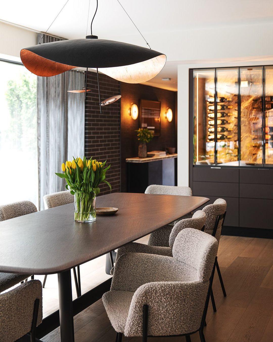 Závěsné svítidlo Giorgio — zakřivené diskové stínidlo, design s jednou linií