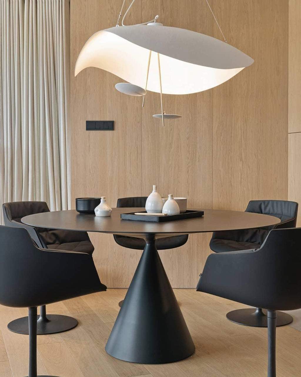 Závěsné svítidlo Giorgio — zakřivené diskové stínidlo, design s jednou linií