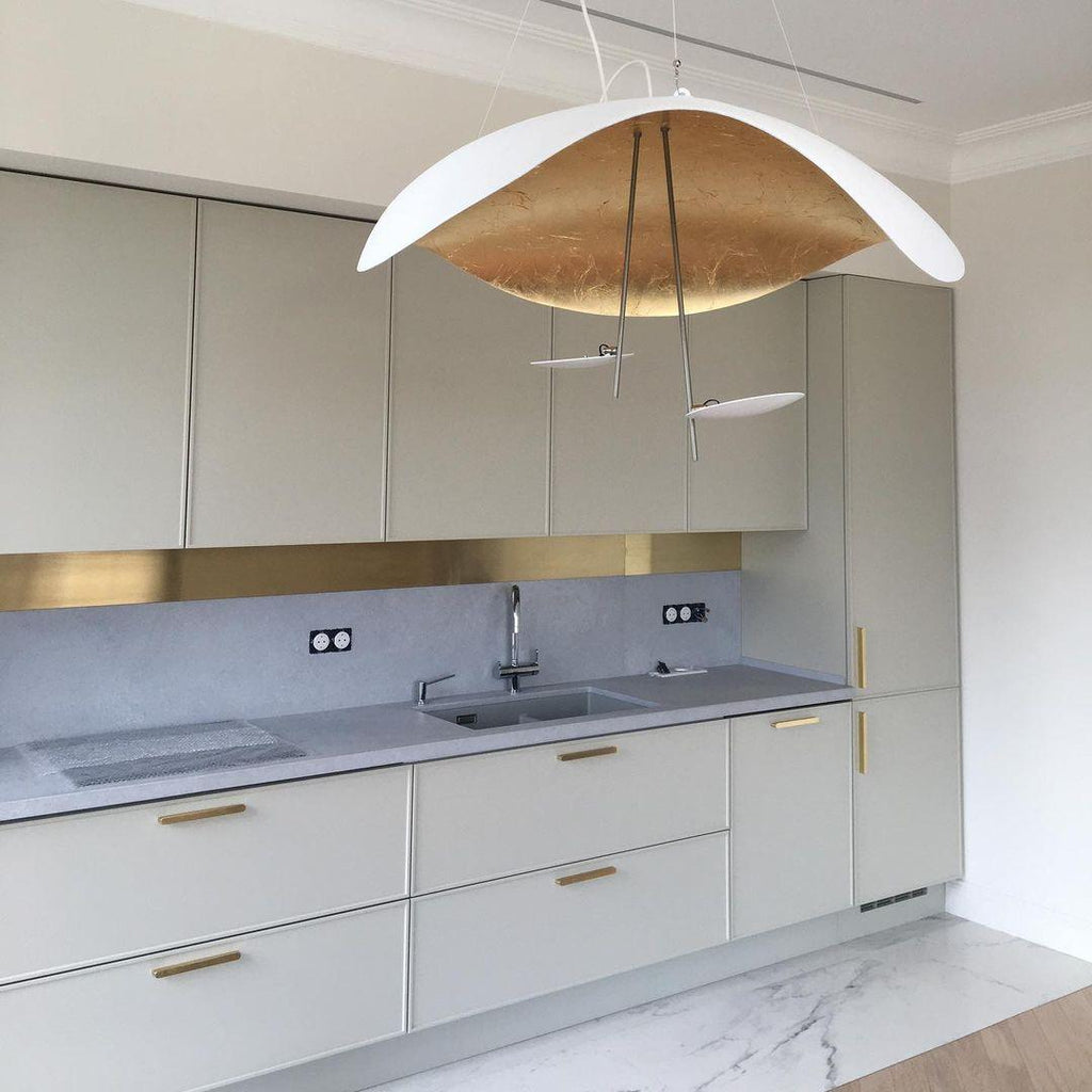 Závěsné svítidlo Giorgio — zakřivené diskové stínidlo, design s jednou linií
