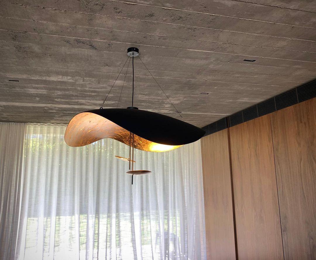 Závěsné svítidlo Giorgio — zakřivené diskové stínidlo, design s jednou linií
