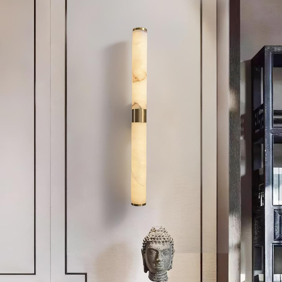 Applique da parete Line Alabaster — Profilo lineare, tre opzioni di altezza, dettaglio tagliato a mano
