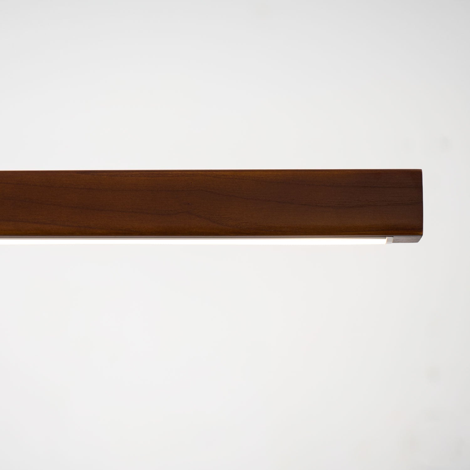 Höhenverstellbare lineare Holz-Pendelleuchte