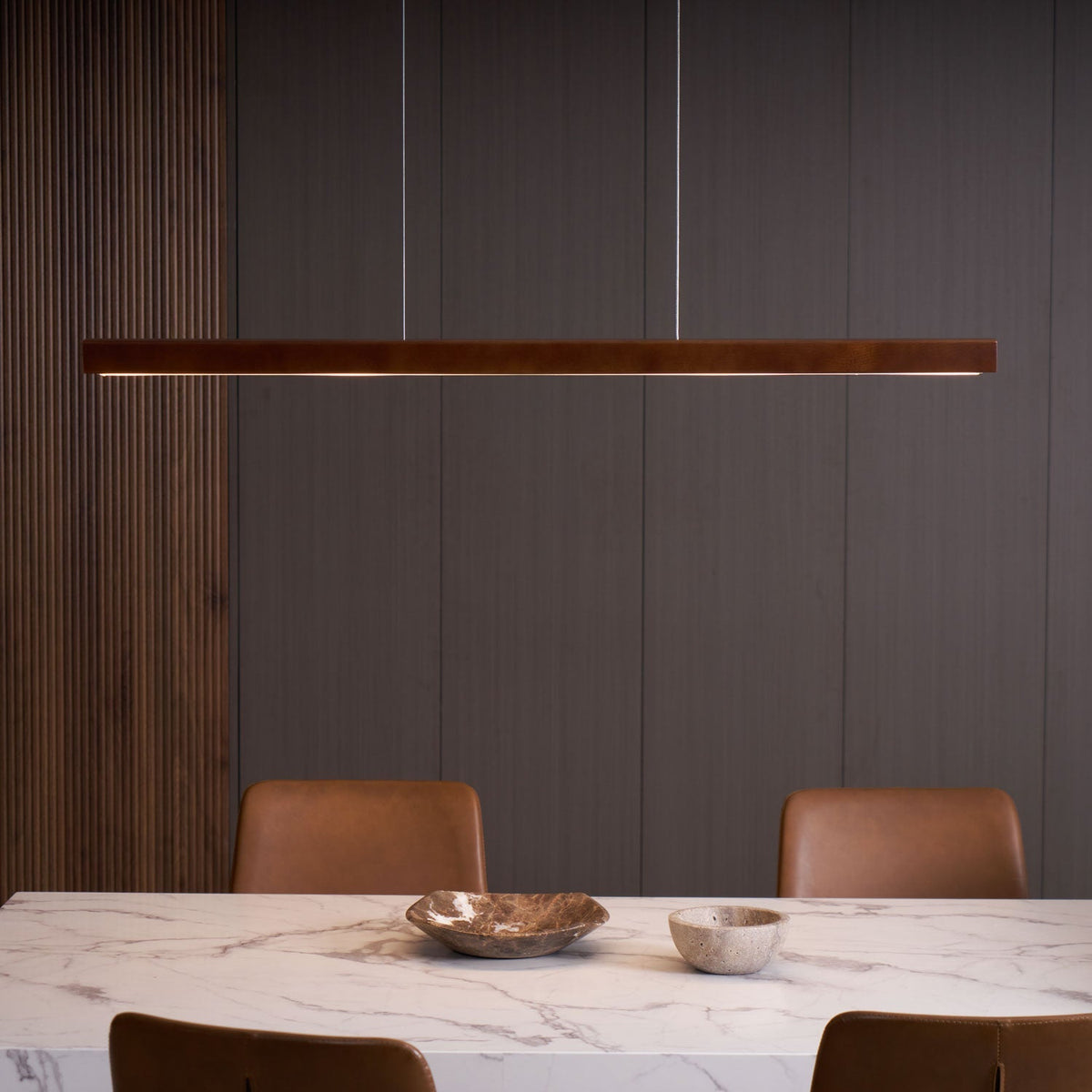 Höhenverstellbare lineare Holz-Pendelleuchte