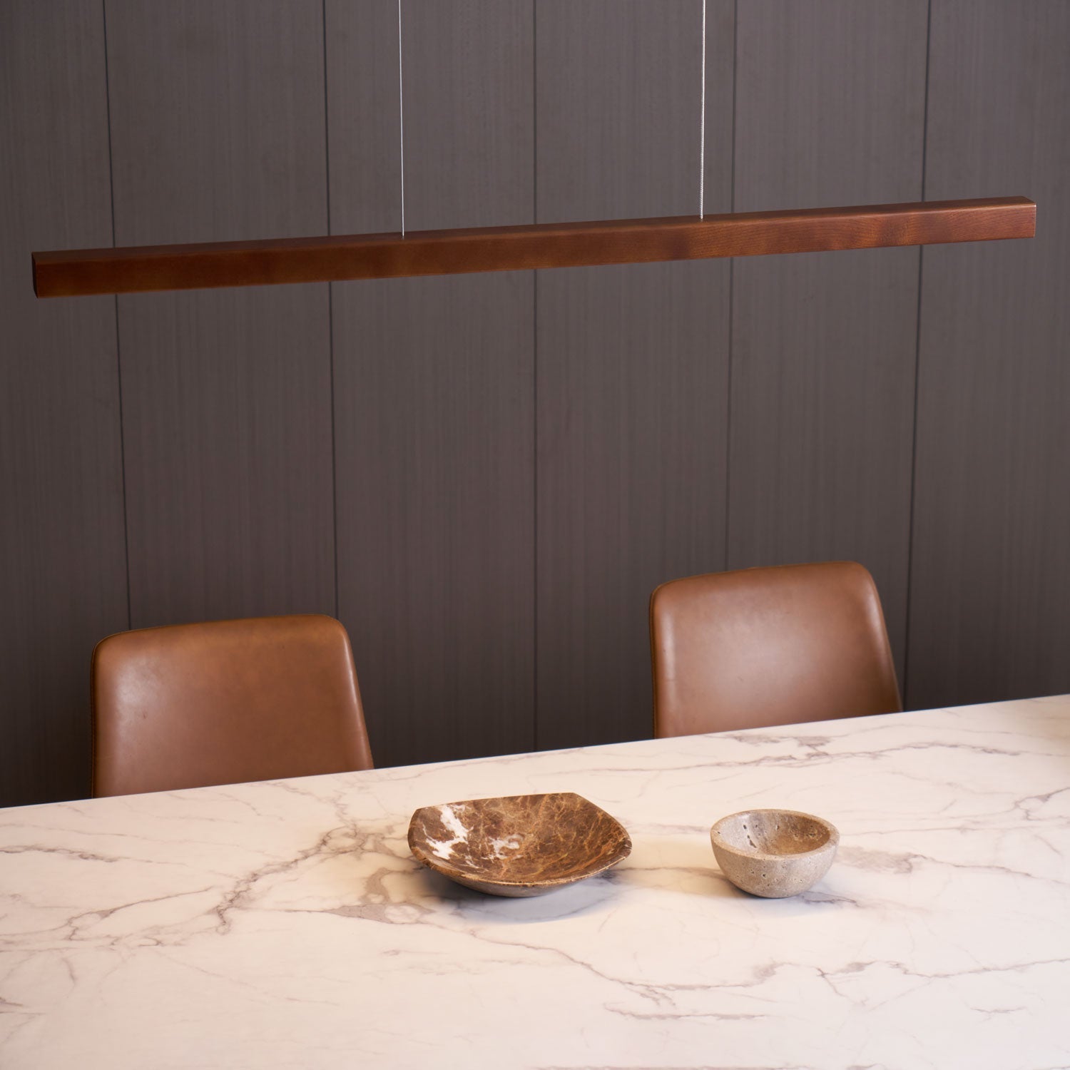 Höhenverstellbare lineare Holz-Pendelleuchte