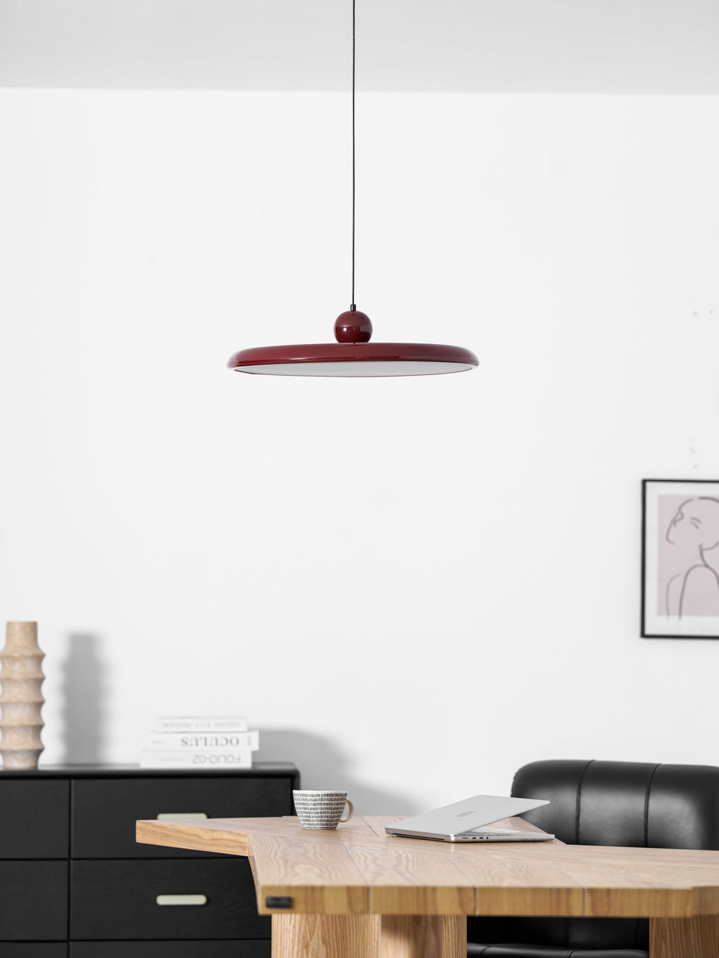 Lola Pendelleuchte — runde minimalistische Deckenleuchte, sanftes Licht