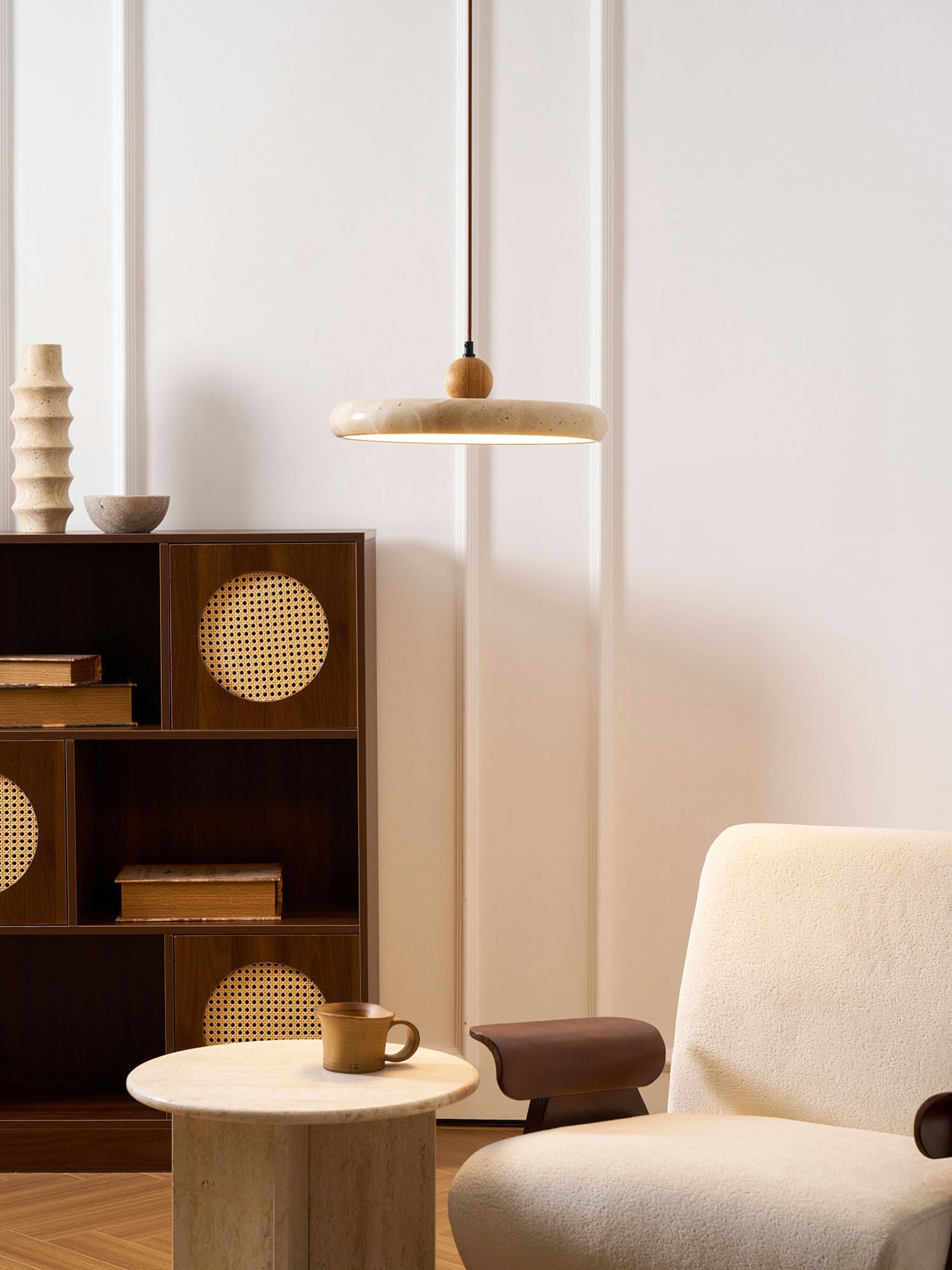 مصباح لولا المعلّق من الترافرتين — قابل للتعتيم، بتصميم بسيط
