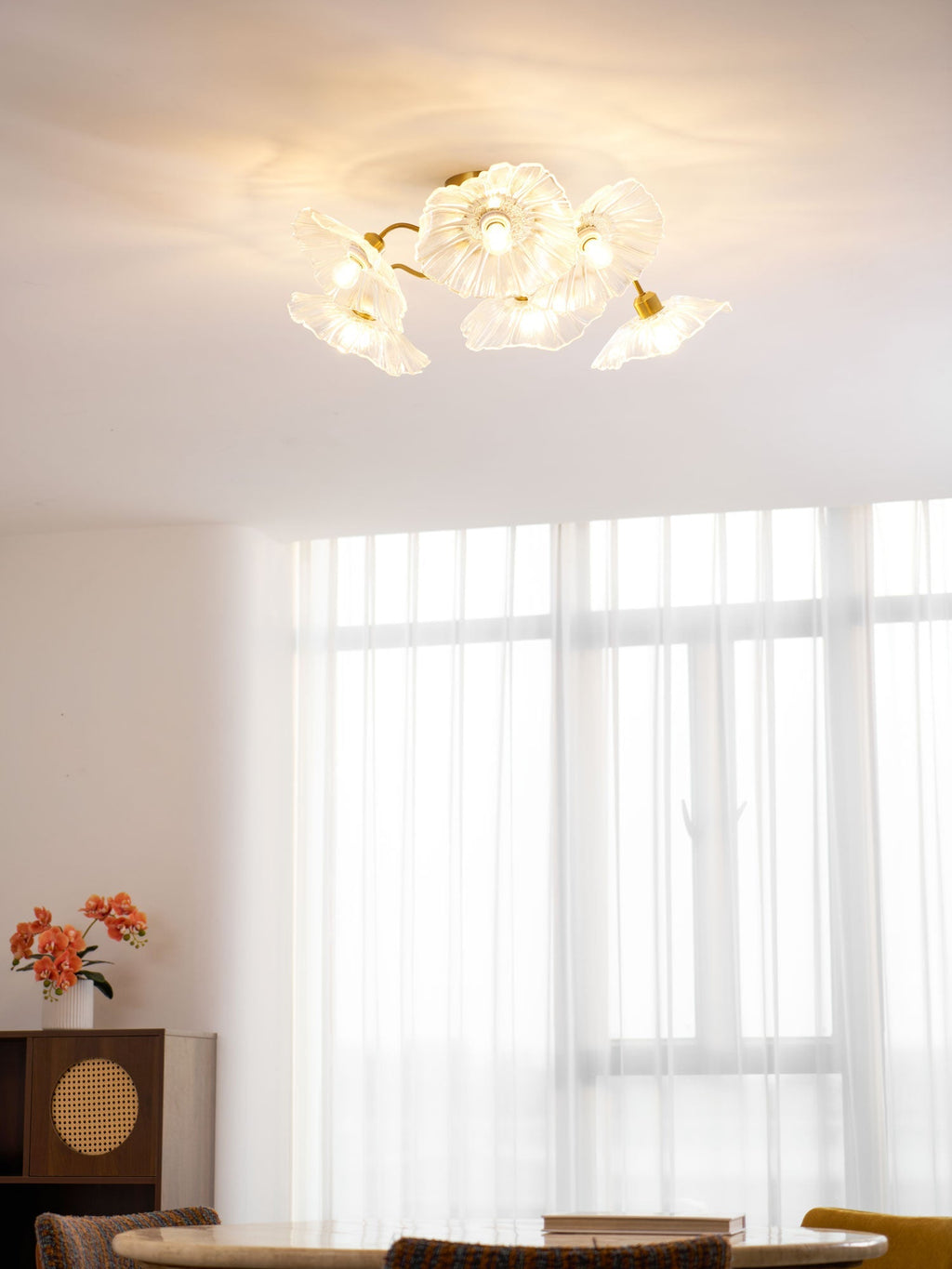 Taklampe med frostet glasskjerm i lotusbladform – gullfarget beslag