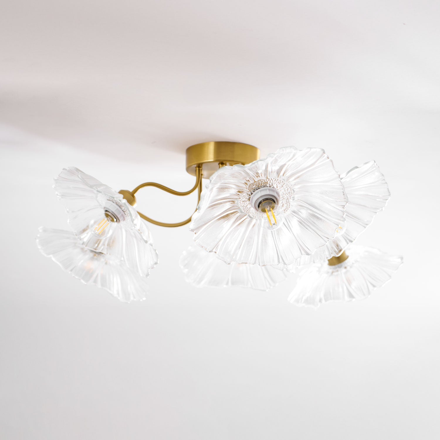 Taklampe med frostet glasskjerm i lotusbladform – gullfarget beslag